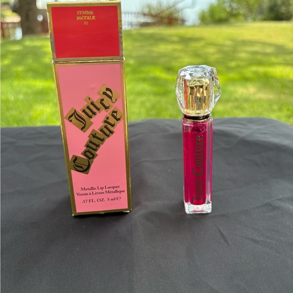 Juicy Couture gift box with beautiful bracelet plus free J.C. lipgloss included - Picture 3 of 16
